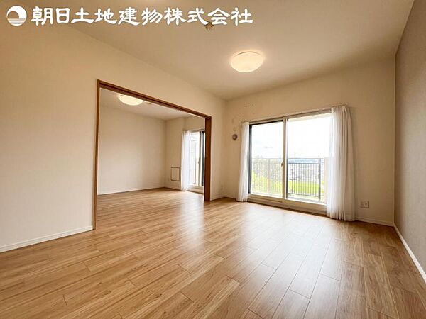 【リビング】静寂も喧騒も楽しめるご家族のお気に入りの大空間。いつまでもその場にいたくなる心地よさがご家族を繋げます。