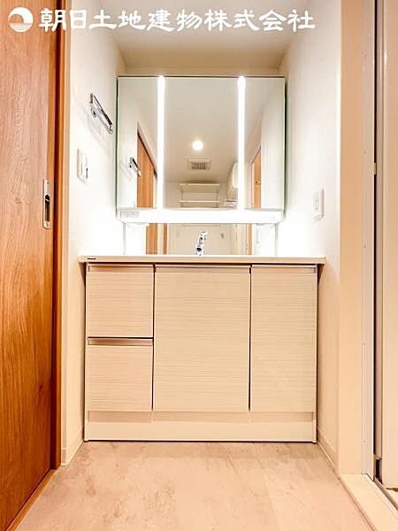 【洗面台】さわやかに気持ちよく1日が始められるように、機能性とデザイン性を両立した洗面化粧台です。