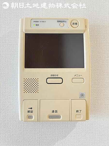 【モニター付きインターフォン】来訪者を映像で確認するシンプルな設備ながらセキュリティ効果はマル。