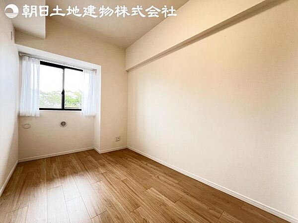 【洋室】道行く人の視線を気にせず暮らせる安心感。そして窓から見える空がさらなる解放感を演出します。