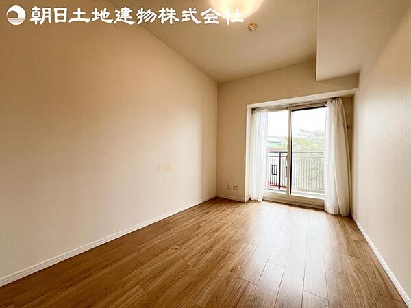 【洋室】開口部いっぱいから取り入れた柔らかな日差しとフローリングの色味が調和し快適空間を演出します。