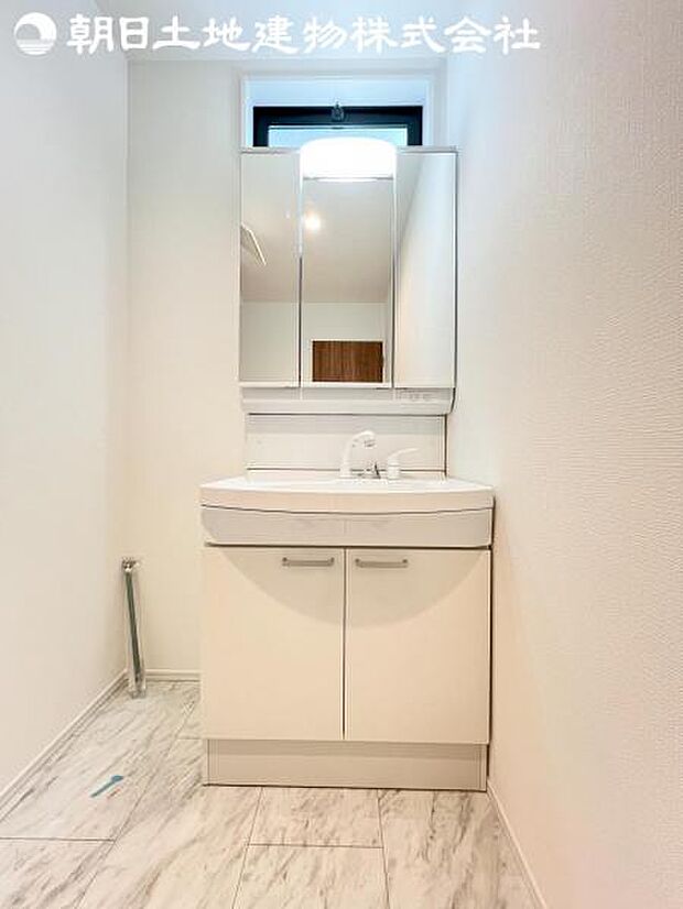 【洗面台】さわやかに気持ちよく1日が始められるように、機能性とデザイン性を両立した洗面化粧台です。