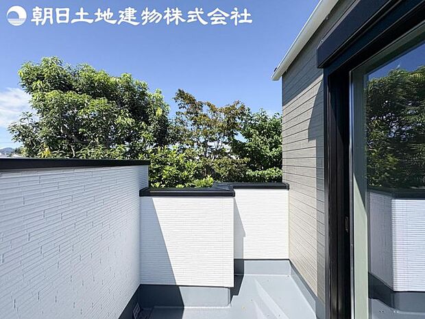 【バルコニー】日当りよく、心地良い風に吹かれてホッと一息ついてください。