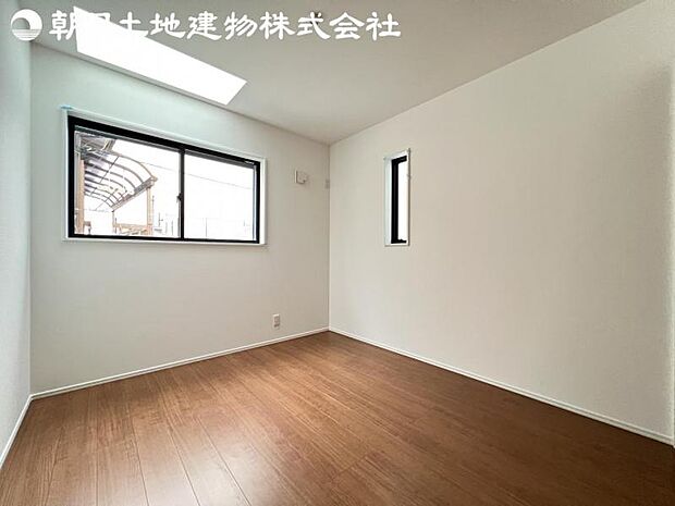 【洋室】2面より光を取り込み明るいお部屋となっております。