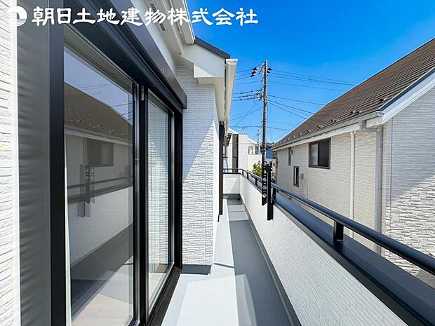 【バルコニー】日当りよく、心地良い風に吹かれてホッと一息ついてください。