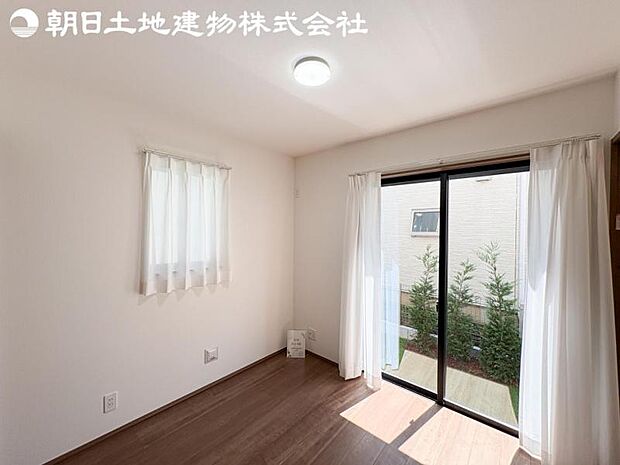 【洋室】開口部いっぱいから取り入れた柔らかな日差しとフローリングの色味が調和し快適空間を演出します。