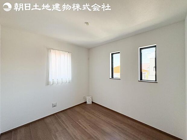 【洋室】2面より光を取り込み明るいお部屋となっております。