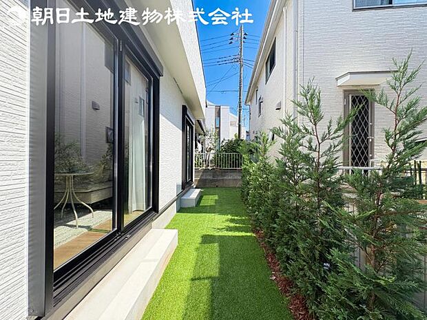【庭】ゆったりとしたお庭先は日当たりを確保するのにも大事なスペースです。