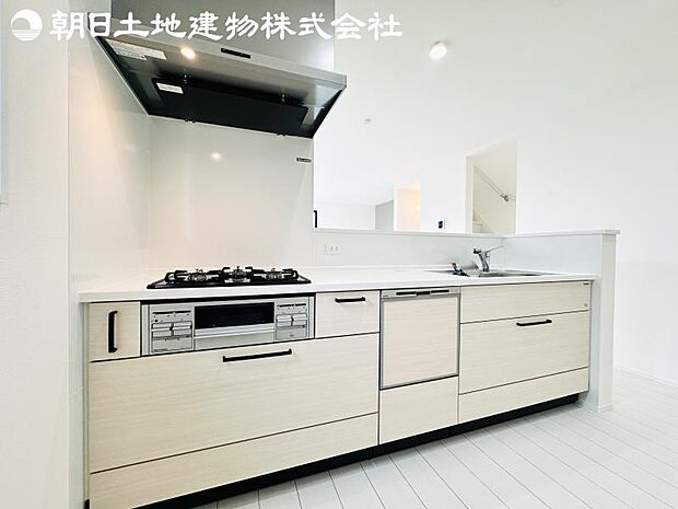 【キッチン】明るく開放感があるキッチンはリビングが見渡せる対面キッチンを採用。いつでもご家族を感じながらお料理できます。