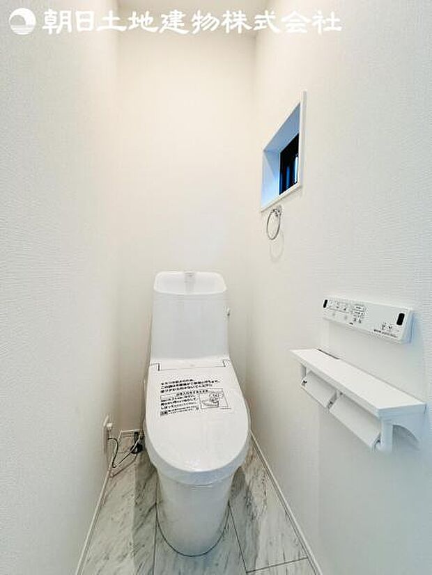 【トイレ】洗浄機能つきのお手洗いは2か所ございます。朝の忙しい時間や来客時に重宝します。