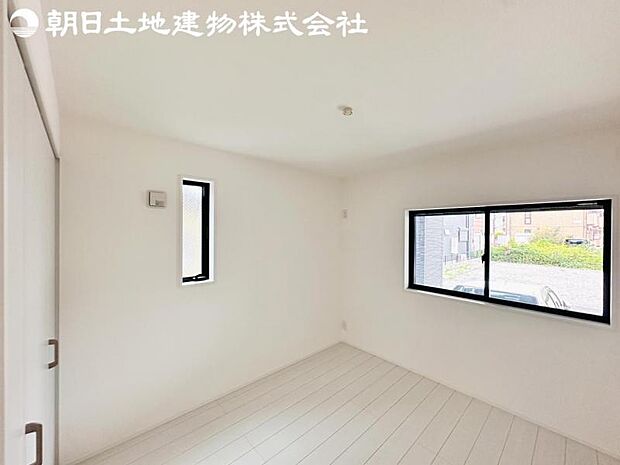 【洋室】2面より光を取り込み明るいお部屋となっております。