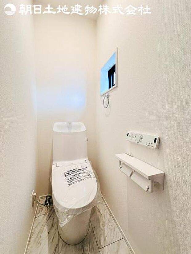 【トイレ】洗浄機能つきのお手洗いは2か所ございます。朝の忙しい時間や来客時に重宝します。