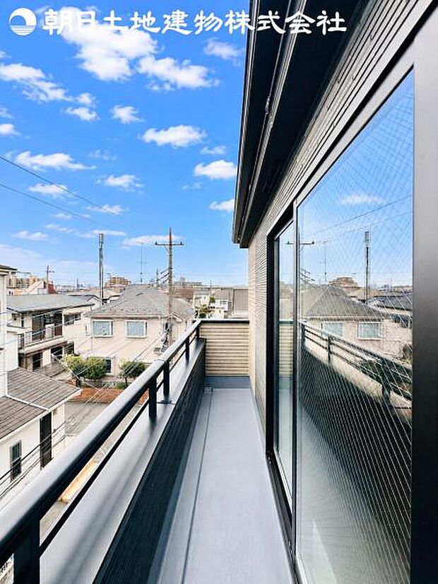 【バルコニー】日当りよく、心地良い風に吹かれてホッと一息ついてください。