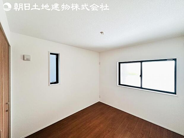 【洋室】2面より光を取り込み明るいお部屋となっております。