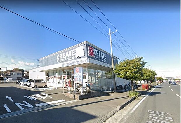 国道に面していて店内も駐車場も広いのでとても便利です。