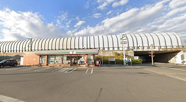 品揃えがよく綺麗です。駐車場もあります。