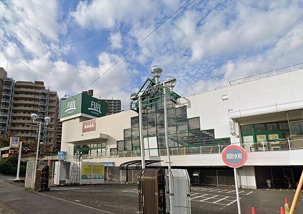 旧FUJI善行店の跡地に新たに開業したスーパーで店内もきれいです。