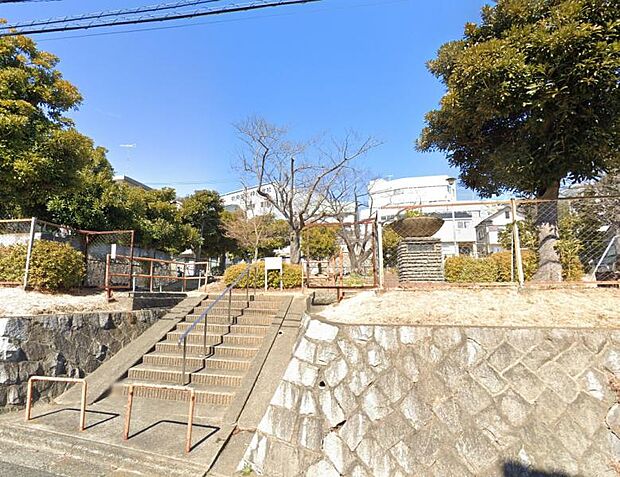 元気いっぱいなお子様が休日には遊んでいる公園です。