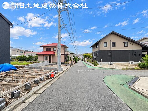 【前面道路】周辺はのんびりした住環境で公園等点在しておりますので散歩コースに困りません。