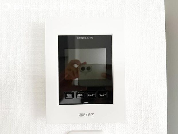 【モニター付きインターフォン】来訪者を映像で確認するシンプルな設備ながらセキュリティ効果はマル。