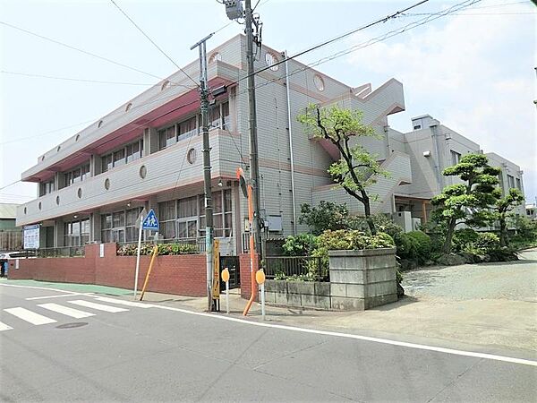 人気の保育園です。園庭と教室も広いです。先生たちが一生懸命で優しく、活気のある保育園です。駐車場も広く送り迎えも便利です。