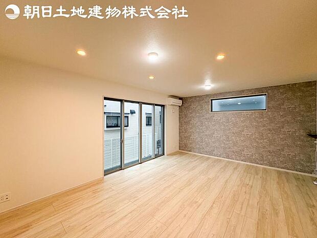 【リビング】開口部からたくさんの採光が望める快適空間となりご家族が集まりやすいリビングです。