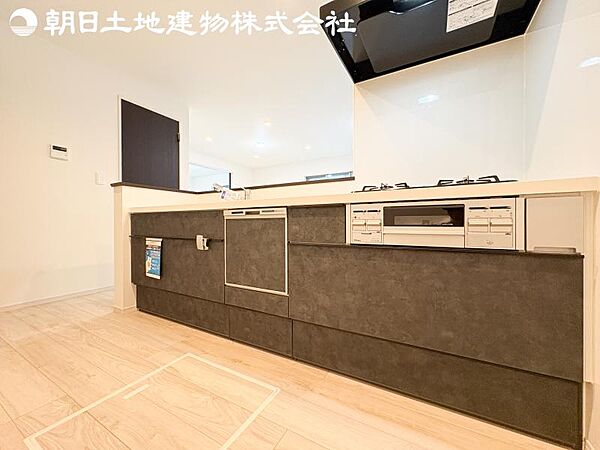 【キッチン】明るく開放感があるキッチンはリビングが見渡せる対面キッチンを採用。いつでもご家族を感じながらお料理できます。