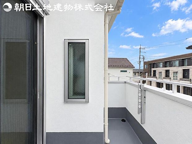 【バルコニー】日当りよく、心地良い風に吹かれてホッと一息ついてください。