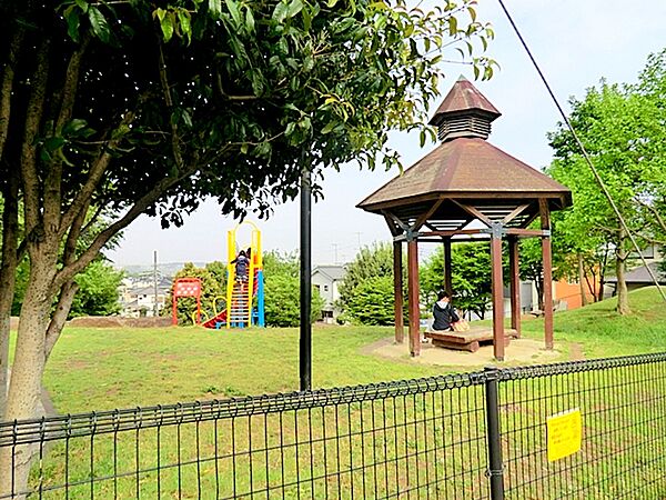 【仲道公園】1200ｍ　長い滑り台があります。子供に人気です。