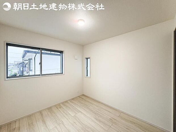 【洋室】道行く人の視線を気にせず暮らせる安心感。そして窓から見える空がさらなる解放感を演出します。