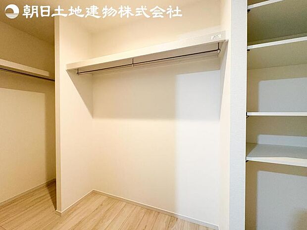 【ウォークインクローゼット】大容量の収納は、お洋服好きの方やお荷物が多い方にも安心です。
