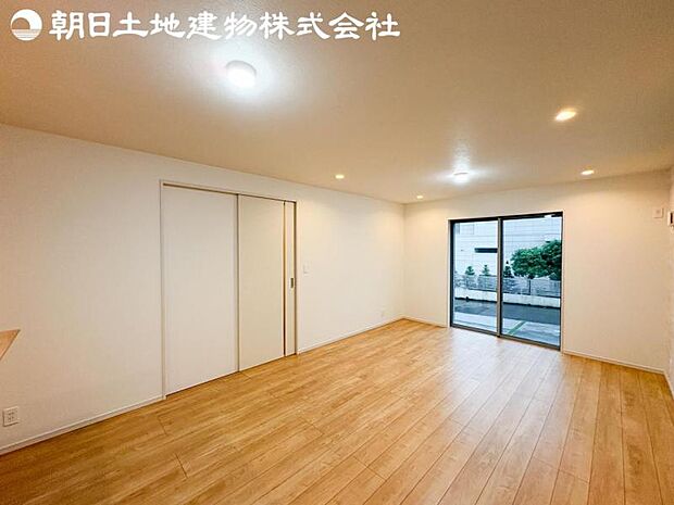 【リビング】掃出し窓があるため、光を取り込み明るいお部屋となっております。