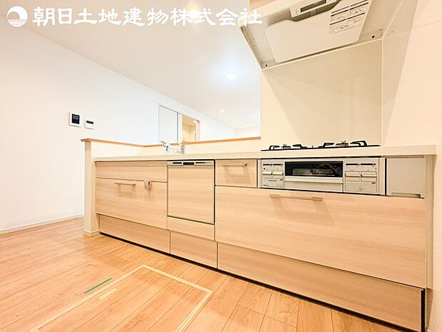 【キッチン】明るく開放感があるキッチンはリビングが見渡せる対面キッチンを採用。いつでもご家族を感じながらお料理できます。