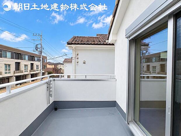 【バルコニー】日当りよく、心地良い風に吹かれてホッと一息ついてください。