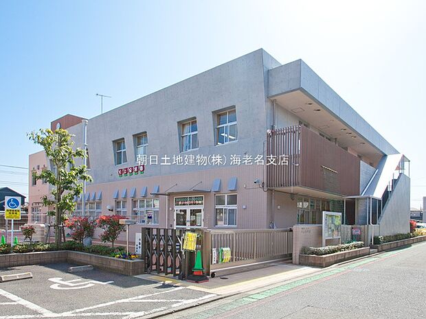 さがみ野駅までは徒歩10分です。二階建てで正面に園庭があり、すぐ近くに近隣公園という大きな公園があります。駐車場もあります。