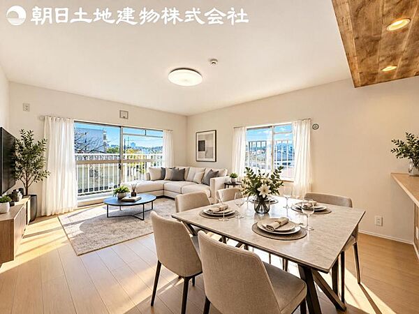 【リビング】静寂も喧騒も楽しめるご家族のお気に入りの大空間。いつまでもその場にいたくなる心地よさがご家族を繋げます。※家具や小物等はCG合成です。
