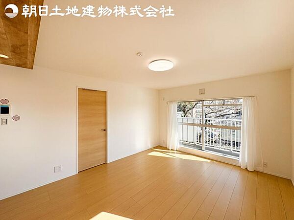【リビング】開口部からたくさんの採光が望める快適空間となりご家族が集まりやすいリビングです。