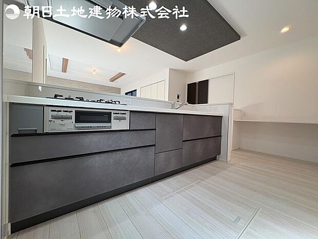 【キッチン】明るく開放感があるキッチンはリビングが見渡せる対面キッチンを採用。いつでもご家族を感じながらお料理できます。