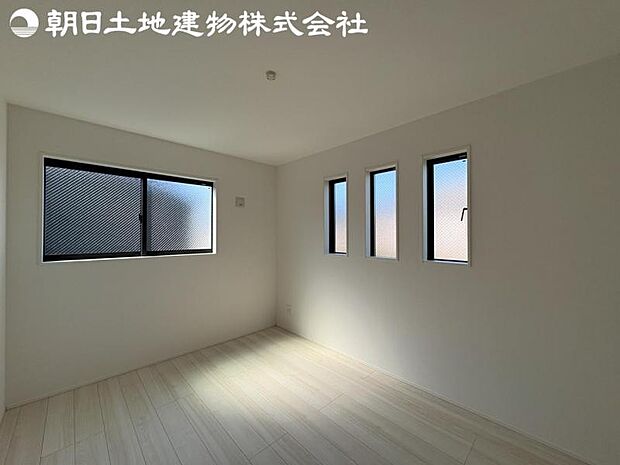 【洋室】2面より光を取り込み明るいお部屋となっております。