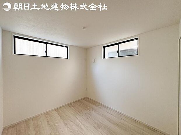 【納戸】2面より光を取り込み明るいお部屋となっております。