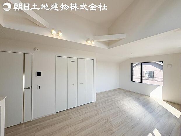 【吹き抜け】天井が高いことでより開放感を感じられる吹き抜けがあり、室内も明るくなります。