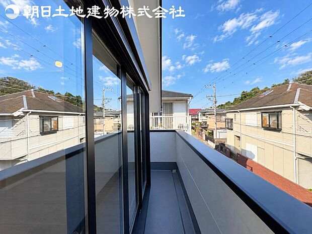 【バルコニー】日当りよく、心地良い風に吹かれてホッと一息ついてください。