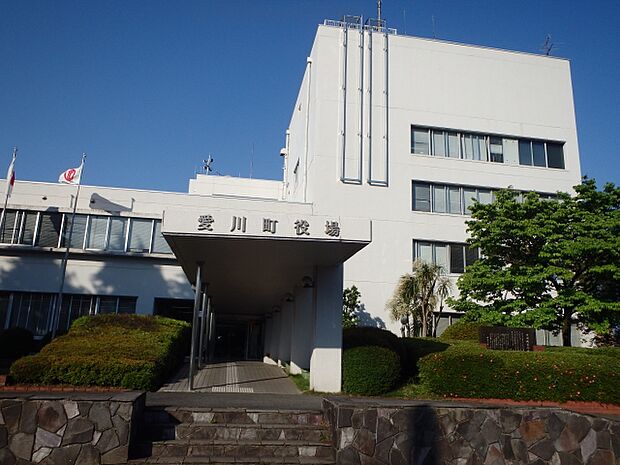 【愛川町役場】　 役場は駐車場が広く、建物内も部署がわかりやすくなっており、利用しやすい造りになっています。