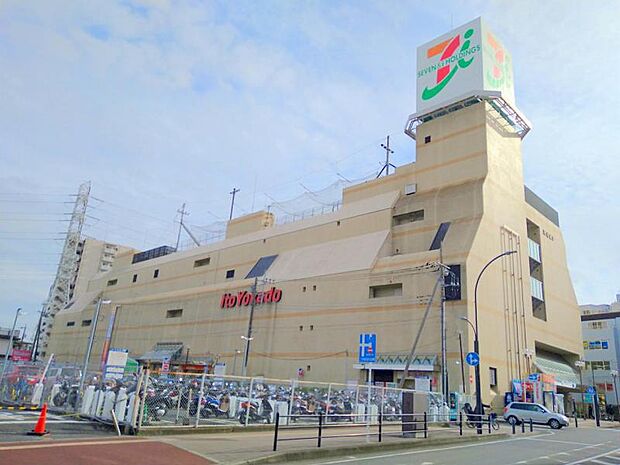 【イトーヨーカドー　伊勢原店】　伊勢原駅から徒歩2分ぐらいのところにあります。駐車場もあります。地下のスーパーの品揃えが豊富です。