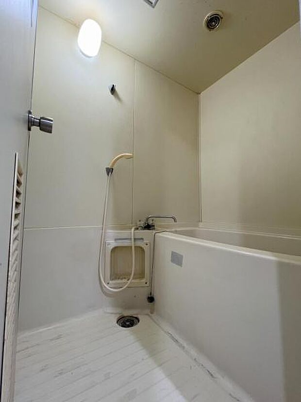 ・広々とした浴室は一日の疲れをいやす大切な空間足を延ばして体を癒してください