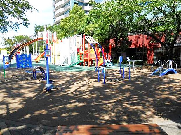 【林中央公園】 住宅街にありながら、開放感がありのびのび遊べる公園です。遊具はすべり台、鉄ぼう、スプリング遊具、砂場などがそろいます。