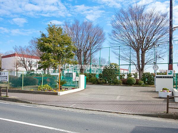 【綾瀬市立綾北中学校】　校舎、グランドとも広く部活動も盛んなようで、マーチングバンド部は全国大会で最優秀賞を受賞しています。
