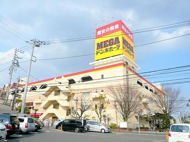 【MEGAドン・キーホーテ 綾瀬店】 100均等々が共存している使い勝手の良い店舗です。広いので色んな商品があり楽しいです。