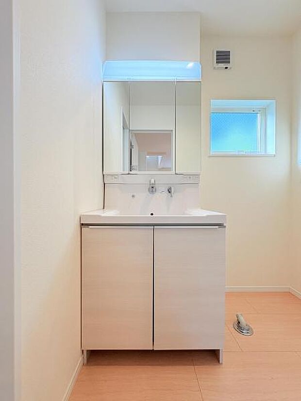 【洗面化粧台】毎日の身支度には欠かせない洗面化粧台、支度時間が重なってしまい準備ができないなど経験ありませんか？そんな時に上手く利用すれば同時にご利用可能です！