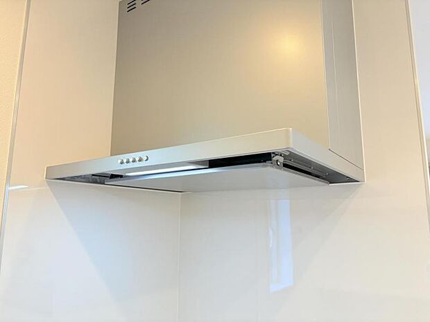 【スリム型レンジフード】稼働時の音が換気扇よりも静か 屋外とダイレクトにつながる換気扇と比べ、音が静かなメリットがあります。